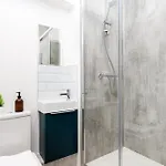 Daire Stylish-5bed-5bath-freeparking-by Fabaccommodation Bristol
