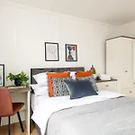 Stylish-5bed-5bath-freeparking-by Fabaccommodation Апартаменти Бристоль