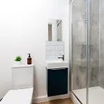 Stylish-5bed-5bath-freeparking-by Fabaccommodation