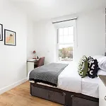 Апартаменти Stylish-5bed-5bath-freeparking-by Fabaccommodation Бристоль