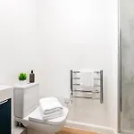 Stylish-5bed-5bath-freeparking-by Fabaccommodation Апартаменти Бристоль