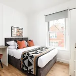 Stylish-5bed-5bath-freeparking-by Fabaccommodation Апартаменти Бристоль