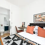 Апартаменти Stylish-5bed-5bath-freeparking-by Fabaccommodation