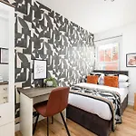 Апартаменти Stylish-5bed-5bath-freeparking-by Fabaccommodation