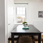 Stylish-5bed-5bath-freeparking-by Fabaccommodation Bristol