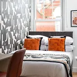 Stylish-5bed-5bath-freeparking-by Fabaccommodation Апартаменти