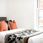 Daire Stylish-5bed-5bath-freeparking-by Fabaccommodation *