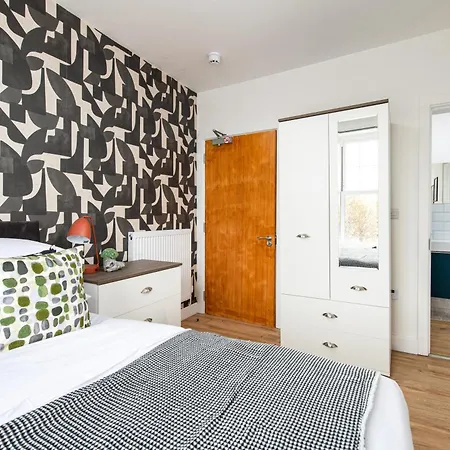 Stylish-5bed-5bath-freeparking-by Fabaccommodation 布里斯托