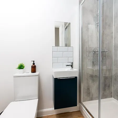 Stylish-5bed-5bath-freeparking-by Fabaccommodation