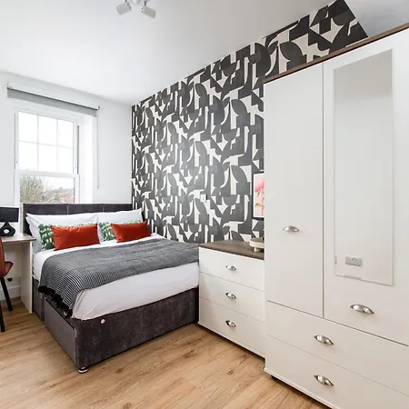 Stylish-5bed-5bath-freeparking-by Fabaccommodation