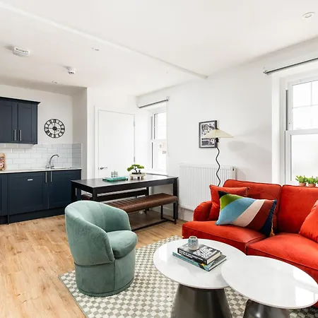 Апартаменти Stylish-5bed-5bath-freeparking-by Fabaccommodation *