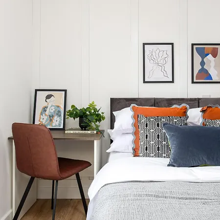 Stylish-5bed-5bath-freeparking-by Fabaccommodation Appartement Bristol