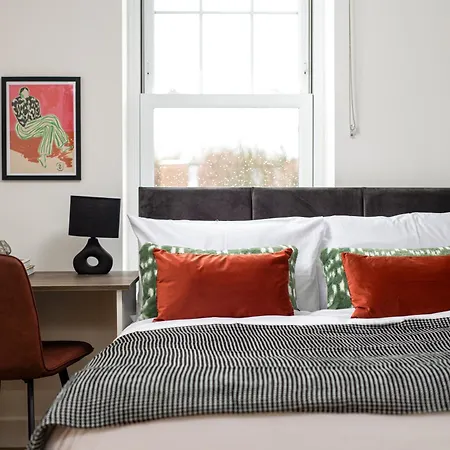 Stylish-5bed-5bath-freeparking-by Fabaccommodation 브리스틀