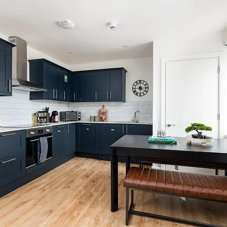 Stylish-5bed-5bath-freeparking-by Fabaccommodation