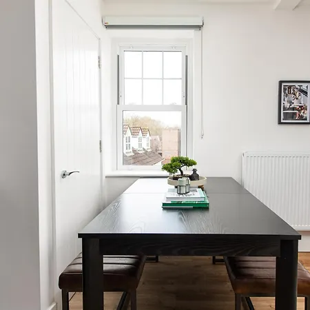 Stylish-5bed-5bath-freeparking-by Fabaccommodation Bristol
