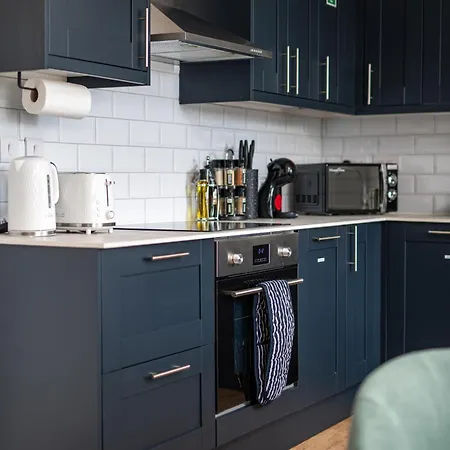 Stylish-5bed-5bath-freeparking-by Fabaccommodation 아파트 *