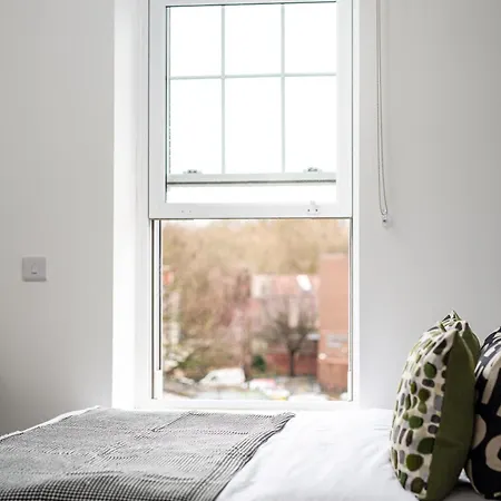 Stylish-5bed-5bath-freeparking-by Fabaccommodation Bristol