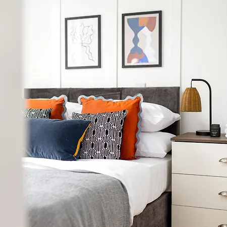 Stylish-5bed-5bath-freeparking-by Fabaccommodation * Bristol