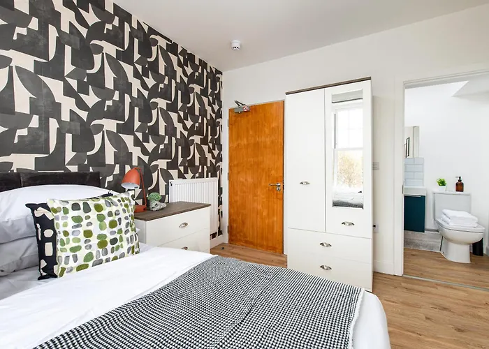 Stylish-5bed-5bath-freeparking-by Fabaccommodation Бристоль