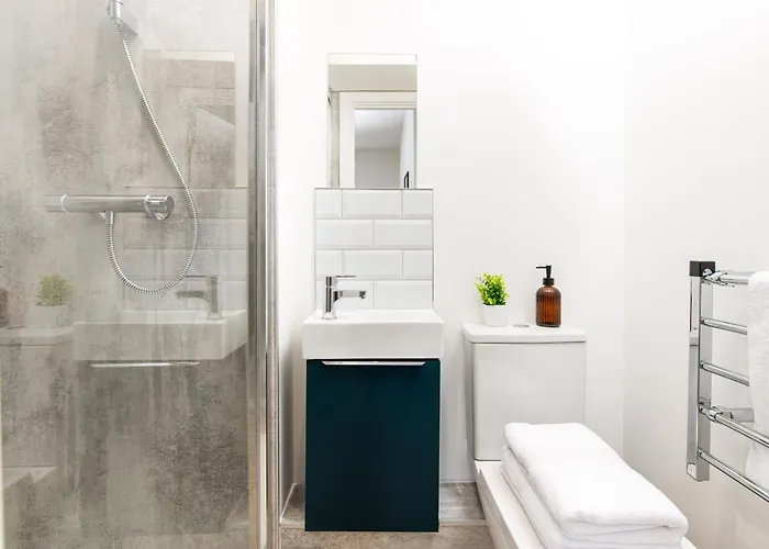 Stylish-5bed-5bath-freeparking-by Fabaccommodation * Бристоль