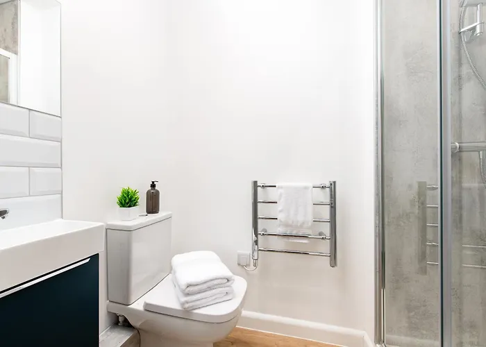 Stylish-5bed-5bath-freeparking-by Fabaccommodation Appartement Bristol