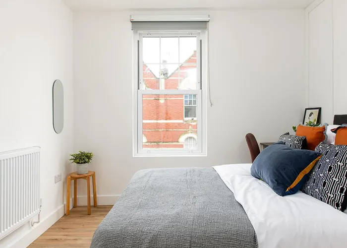 Stylish-5bed-5bath-freeparking-by Fabaccommodation * Bristol