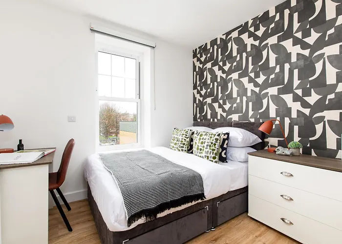 Stylish-5bed-5bath-freeparking-by Fabaccommodation