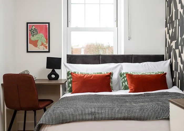 Stylish-5bed-5bath-freeparking-by Fabaccommodation 布里斯托