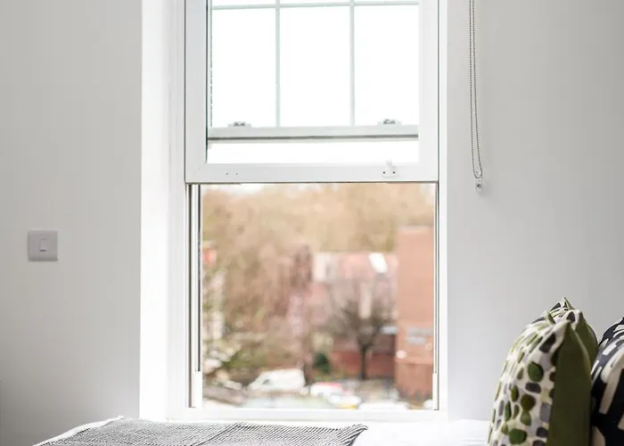 Stylish-5bed-5bath-freeparking-by Fabaccommodation Bristol