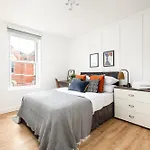 Stylish-5bed-5bath-freeparking-by Fabaccommodation Appartamento *