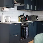 Stylish-5bed-5bath-freeparking-by Fabaccommodation Appartamento *