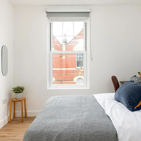 Stylish-5bed-5bath-freeparking-by Fabaccommodation * Bristol