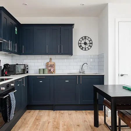 Stylish-5bed-5bath-freeparking-by Fabaccommodation Apartment *