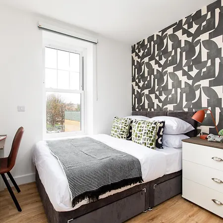 Stylish-5bed-5bath-freeparking-by Fabaccommodation