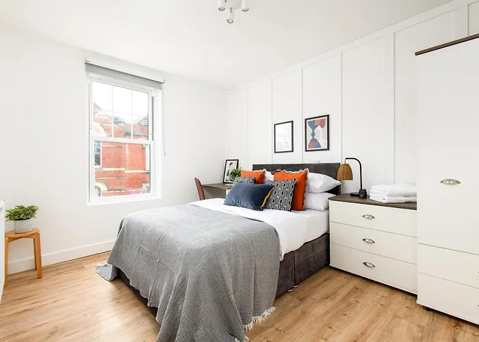 Stylish-5bed-5bath-freeparking-by Fabaccommodation Apartment *