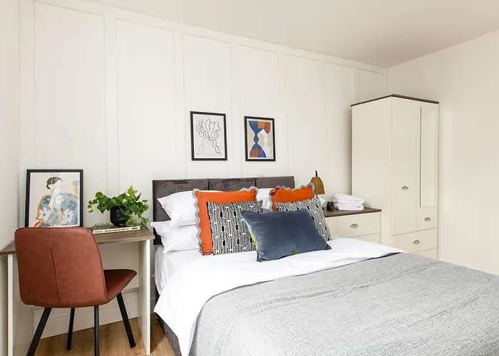 Stylish-5bed-5bath-freeparking-by Fabaccommodation Apartament Bristol