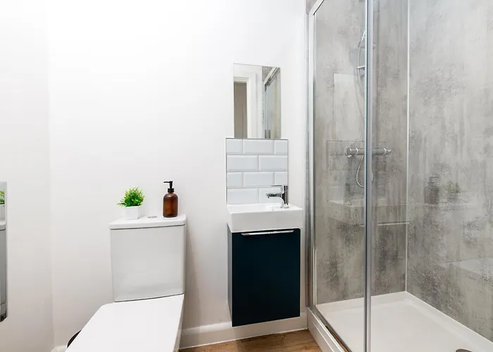 Stylish-5bed-5bath-freeparking-by Fabaccommodation