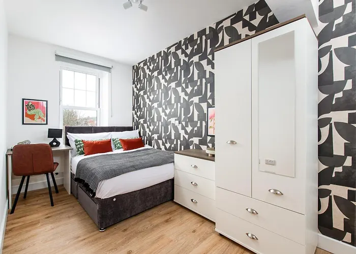 Stylish-5bed-5bath-freeparking-by Fabaccommodation