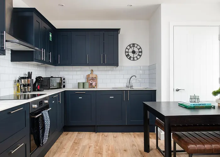 Stylish-5bed-5bath-freeparking-by Fabaccommodation Apartment *