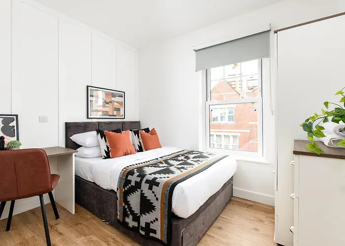 Stylish-5bed-5bath-freeparking-by Fabaccommodation Apartament Bristol