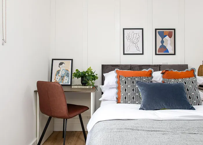 Stylish-5bed-5bath-freeparking-by Fabaccommodation Apartament Bristol