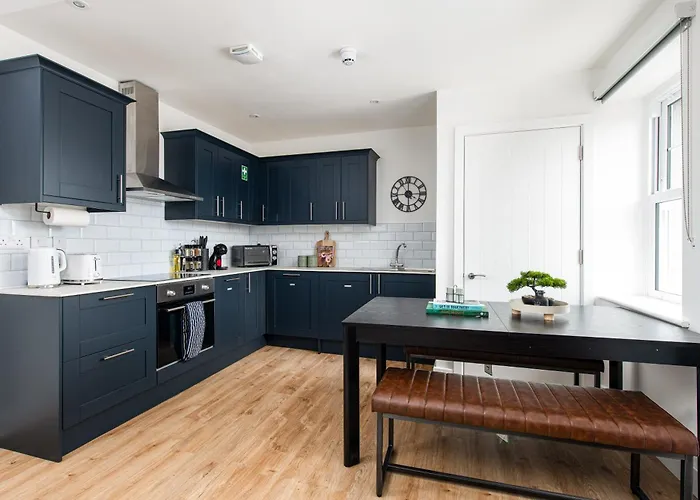 Stylish-5bed-5bath-freeparking-by Fabaccommodation