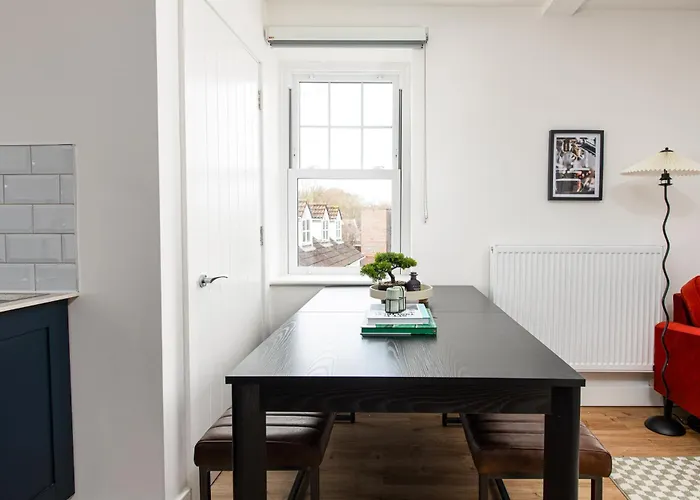 Stylish-5bed-5bath-freeparking-by Fabaccommodation Bristol