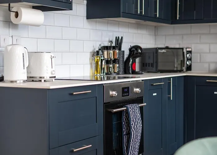 Stylish-5bed-5bath-freeparking-by Fabaccommodation Apartment *