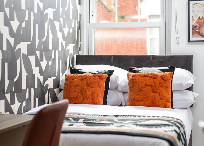 Stylish-5bed-5bath-freeparking-by Fabaccommodation Apartament